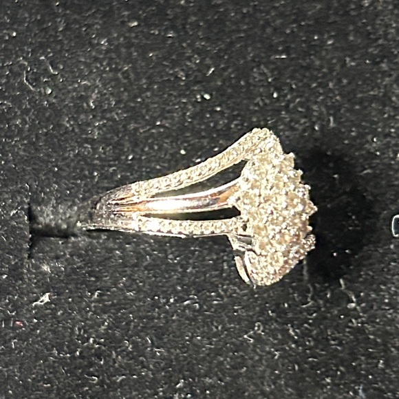 10k ladies White gold diamond ring - Picture 9 of 13